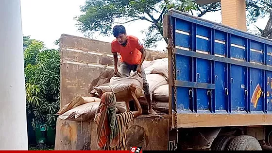 ২৫০ বস্তা ভারতীয় চিনিসহ আটক ২