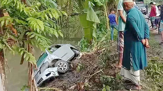 প্রাইভেটকার নিয়ন্ত্রণ হারিয়ে চার শিশুসহ ৮ জন নিহত