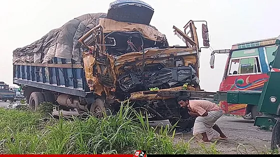 টাঙ্গাইলে ট্রাক-কাভার্ডভ্যান সংঘর্ষে নিহত ২