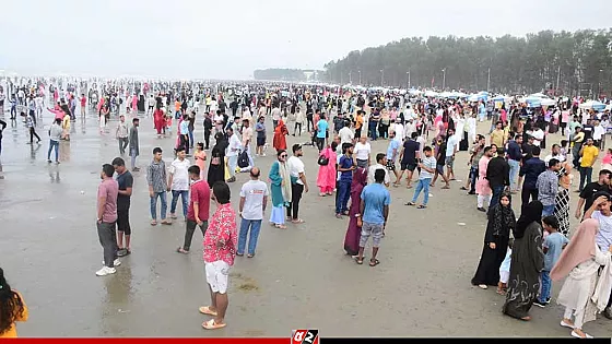 পূজার ছুটিতে কক্সবাজারে পর্যটকের ঢল 