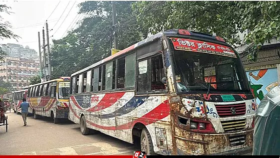 জবি শিক্ষার্থীকে হেনস্তার অভিযোগে ১২ বাস আটক 