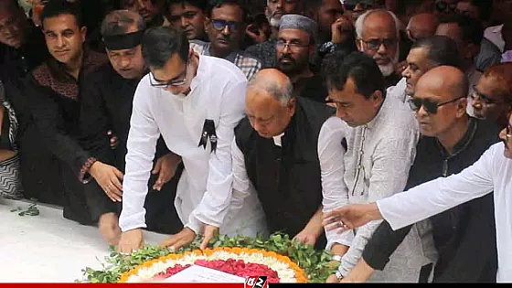 টুঙ্গিপাড়ায় বঙ্গবন্ধুর সমাধিতে আওয়ামী লীগের শ্রদ্ধা