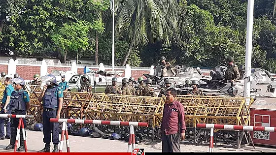 বঙ্গভবন ঘিরে পুলিশ-সেনাবাহিনীর সতর্ক অবস্থান