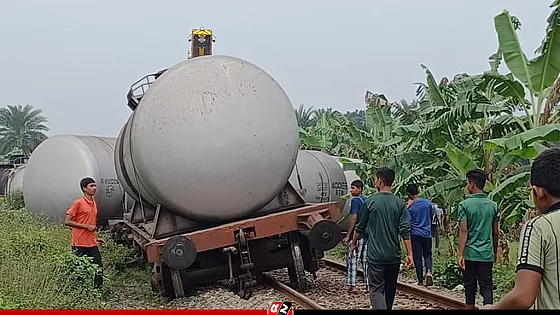 চুয়াডাঙ্গায় তেলবাহী ট্রেনের ট্যাঙ্কার লাইনচ্যুত, রেল যোগাযোগ বন্ধ 