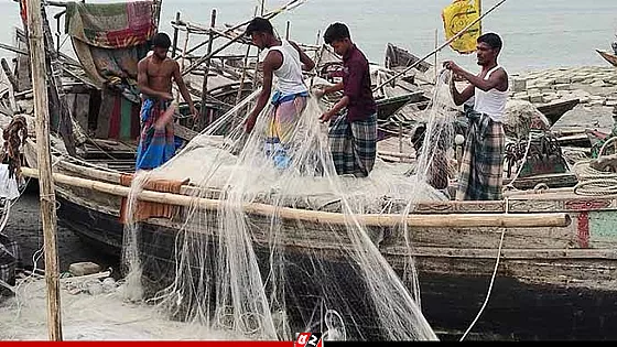 নিষেধাজ্ঞা অমান্য করে ইলিশ শিকার, ৫২ জেলে আটক