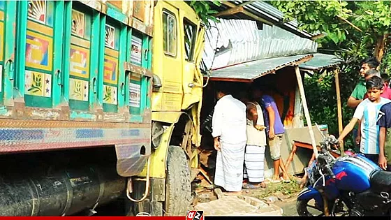 নিয়ন্ত্রণ হারিয়ে চায়ের দোকানে ঢুকে পড়লো ট্রাক, নিহত ১