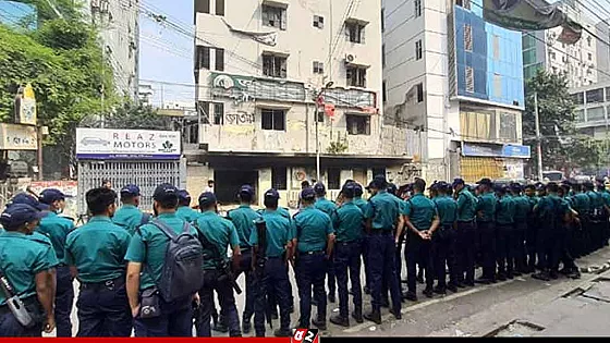 জাতীয় পার্টির অফিসের সামনে পুলিশের কড়া নিরাপত্তা