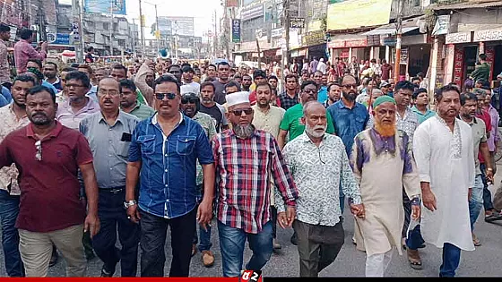 কেন্দ্রীয় কার্যালয়ে হামলার প্রতিবাদে জাতীয় পার্টির লাঠি মিছিল