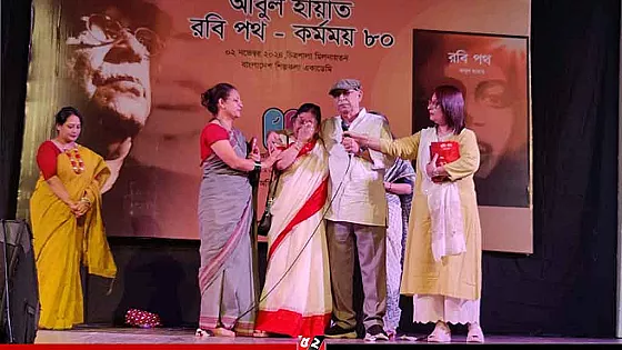 ‘রবি পথ‘-এ স্ত্রীকে জড়িয়ে কাঁদলেন আবুল হায়াত!