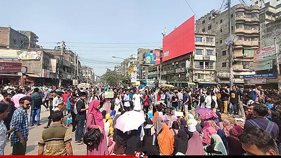 তিন দফা দাবিতে আন্দোলনে জবি শিক্ষার্থীরা