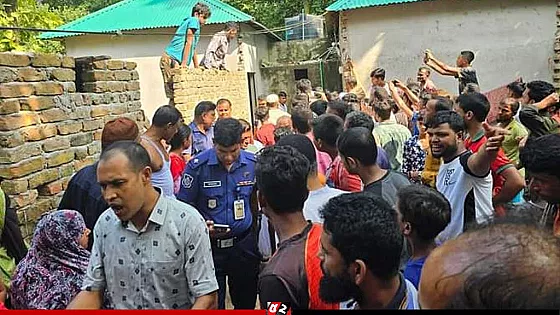  স্ত্রীর সঙ্গে আপত্তিকর অবস্থায় পরকীয়া প্রেমিক, অতঃপর...