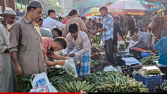 দাম কমলেও নাগালে আসেনি সবজি, চড়া আলু ও পেঁয়াজ