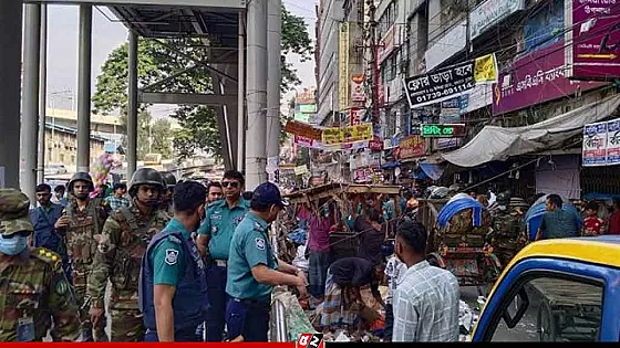 রাজধানীতে হকার উচ্ছেদে যৌথবাহিনীর অভিযান