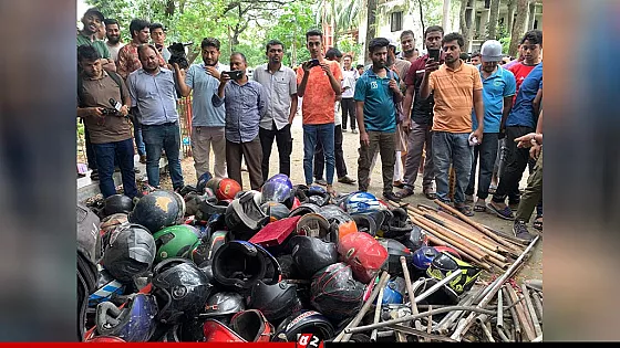 ঢাকা কলেজে ছাত্রলীগ নেতাদের কক্ষ থেকে দেশীয় অস্ত্র উদ্ধার