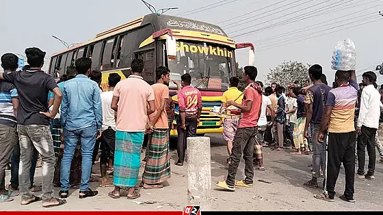 গাজীপুরে বকেয়া বেতনের দাবিতে  শ্রমিকদের বিক্ষোভ 