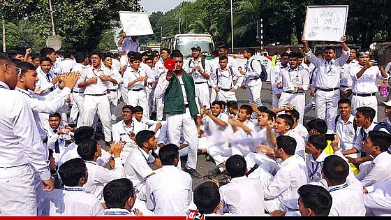  হুঁশিয়ারি দিয়ে সড়ক ছাড়লেন রেসিডেন্সিয়াল কলেজের শিক্ষার্থীরা