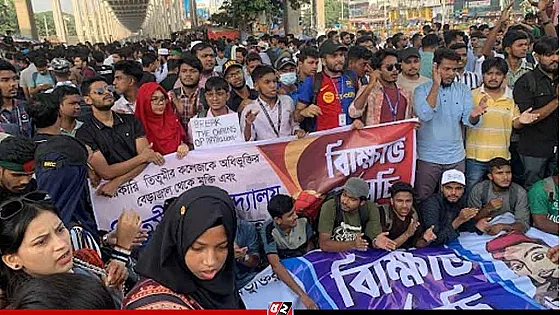 তিতুমীর কলেজকে বিশ্ববিদ্যালয় করার দাবিতে রেল ও সড়ক অবরোধ