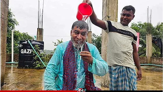 দুধ দিয়ে গোসল করে আওয়ামী লীগ ছাড়লেন ইউপি চেয়ারম্যান