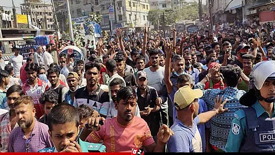 সড়ক অবরোধ করে ব্যাটারিচালিত রিকশাচালকদের বিক্ষোভ