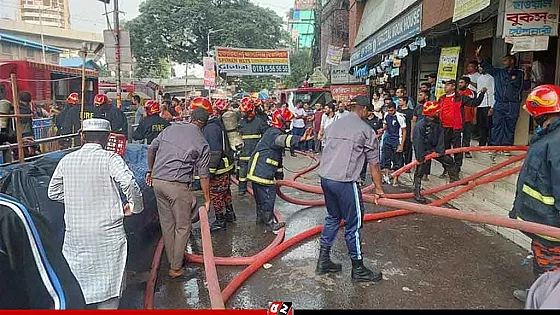 রাজধানীর ইন্দিরারোড বাণিজ্যিক ভবনে আগুন, নিয়ন্ত্রণে ৫ ইউনিট