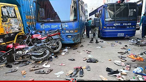 চট্টগ্রাম আদালত প্রাঙ্গনে তুমুল সংঘর্ষ, আইনজীবী নিহত