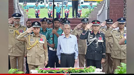 রাজারবাগ পুলিশ স্মৃতিসৌধে স্বরাষ্ট্র উপদেষ্টা এবং আইজিপির শ্রদ্ধা