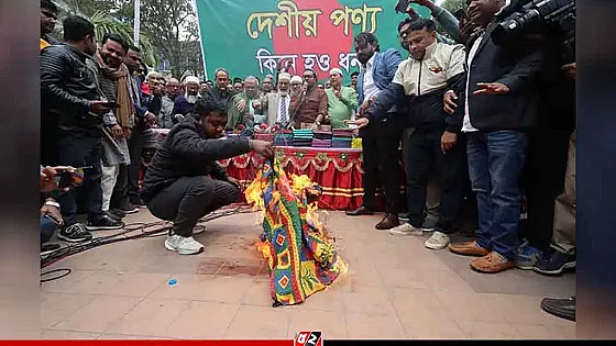 এবার বিছানার চাদরে আগুন দিয়ে ভারতীয় পণ্য বর্জনের ডাক রিজভীর