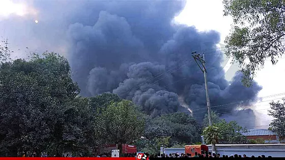 গাজীপুরে বোতাম তৈরির কারখানায় ভয়াবহ আগুন