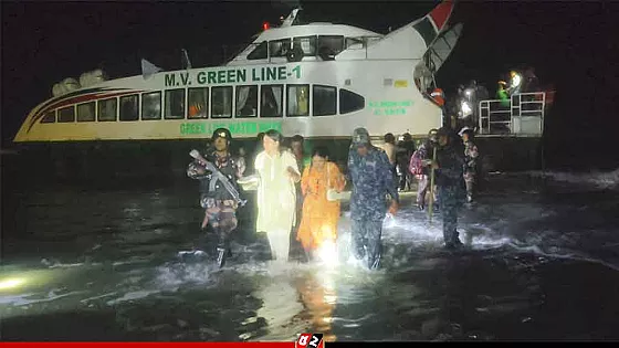 সাগরে  ইঞ্জিন বিকল হওয়া জাহাজ থেকে পর্যটক উদ্ধার