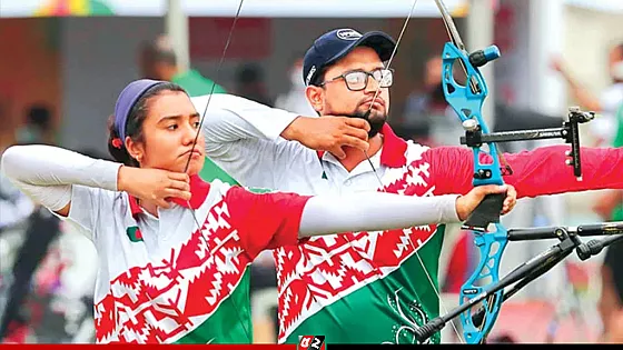 যুক্তরাষ্ট্রে পাড়ি দিয়েছেন রোমান-দিয়া