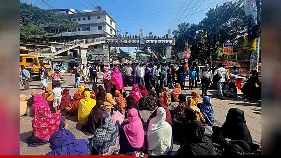 সড়ক অবরোধ করে জলবায়ু উদ্বাস্তুদের বিক্ষোভ