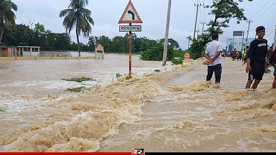 মৌলভীবাজারে বাঁধ ভেঙে সড়কে পানি, তলিয়েছে বসত ঘর