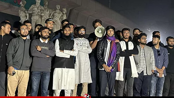 আওয়ামী লীগের মাসব্যাপী কর্মসূচির প্রতিবাদে ঢাবিতে বিক্ষোভ