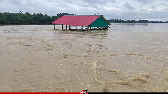 ভেঙে গেছে গোমতীর বাঁধ, নির্ঘুম রাত পার করলো কুমিল্লা নগরী