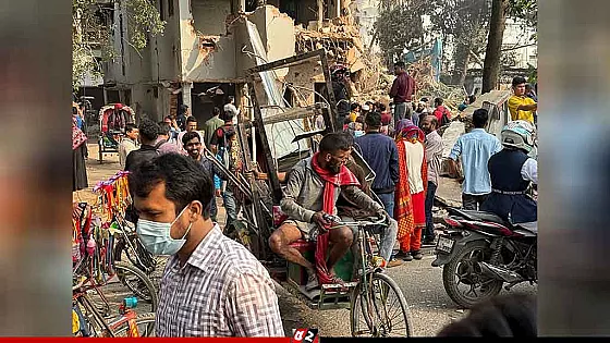 ধানমন্ডি ৩২ নম্বর : ভাঙাবাড়ি থেকে যে যা পাচ্ছেন নিয়ে যাচ্ছেন