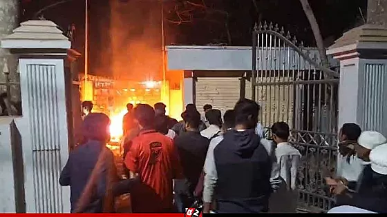 সাবেক রাষ্ট্রপতি আবদুল হামিদের বাড়িতে ভাঙচুর-অগ্নিসংযোগ
