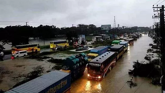 ঢাকা-চট্টগ্রাম মহাসড়কে পানি, ৪৫ কিলোমিটার ভয়াবহ যানজট