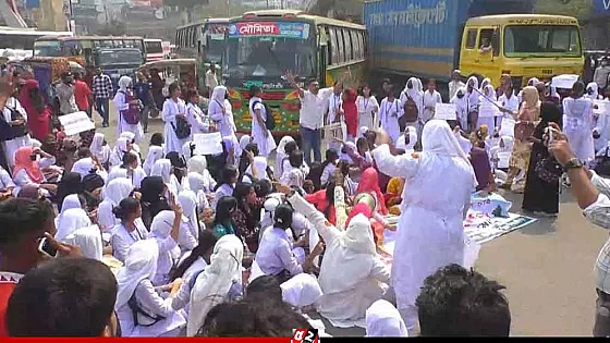 ক্লাস বর্জন করে নারায়ণগঞ্জে শিক্ষার্থীদের ফের বিক্ষোভ