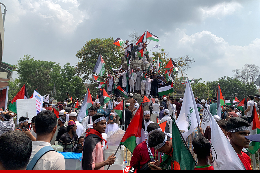 রাজু ভাস্কার্যের সামনে পতাকা হাতে জড়ো হয়েছে হাজারো মানুষ