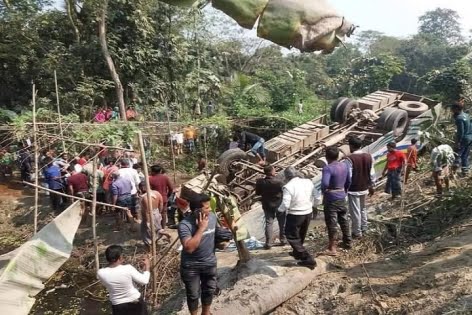 চাঁদপুরে নিয়ন্ত্রণ হারিয়ে বাস খাদে, নিহত ২