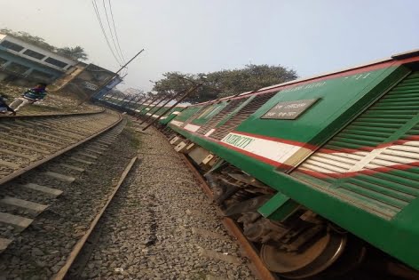 সিরাজগঞ্জ এক্সপ্রেস ট্রেনের চাবি খোয়া,ট্রেন চলাচল বন্ধ