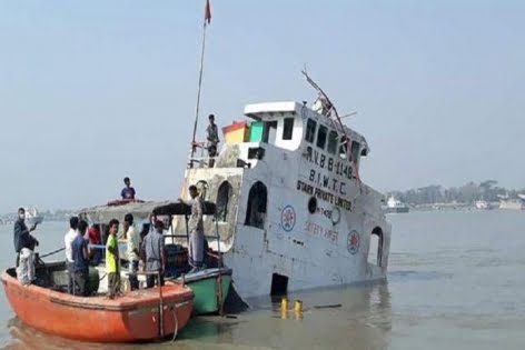 মোংলায় পশুর নদীতে চ্যানেলে কার্গোডুবি