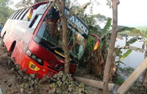 বিদ্যুতের খুঁটিতে আটকে বাঁচলো ৬০ বাসযাত্রীর প্রাণ