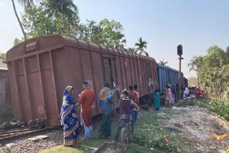 কুষ্টিয়ায় ট্রেনের ৫ বগি লাইনচ্যুত