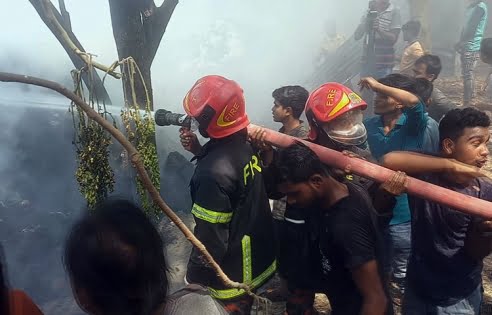 মেহেরপুরের গাংনীতে ভয়াবহ অগ্নিকান্ডে ৫টি দোকান ভস্মীভূত