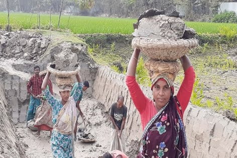 যুগের পর যুগ পুরুষদের সঙ্গে কাজ করেও মিলছে না নারীদের ন্যার্য মজুরী !