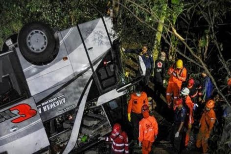 ইন্দোনেশিয়ায় বাস খাদে পড়ে শিক্ষার্থীসহ ২৭ নিহত