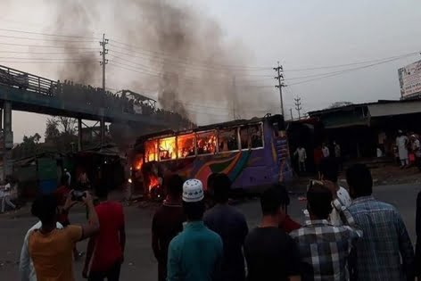 কুমিল্লায় বাসে অগ্নিকাণ্ডে ৩ জনের মৃত্যু, দগ্ধ ৯