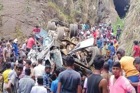 শ্রীলঙ্কায় যাত্রীবাহী বাস গিরিখাতে, ১৩ জনের মৃত্যু