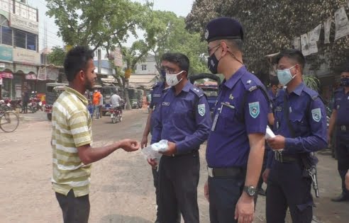 হিলিতে করোনা প্রাদুর্ভাব প্রতিরোধে পুলিশের উদ্বুদ্ধকরণ কর্মসূচি